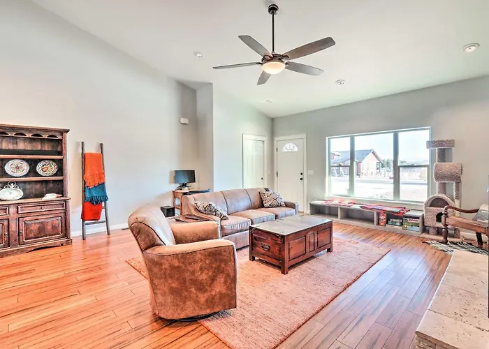 Spacious W/ Yard: Near Hiking!