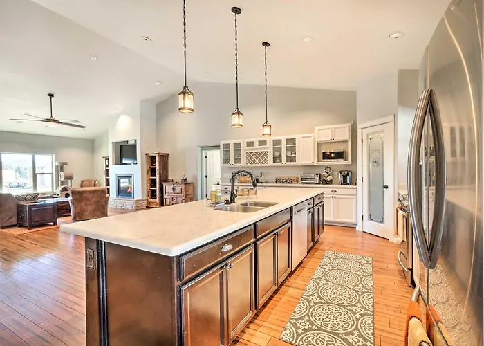 Spacious W/ Yard: Near Hiking! *
