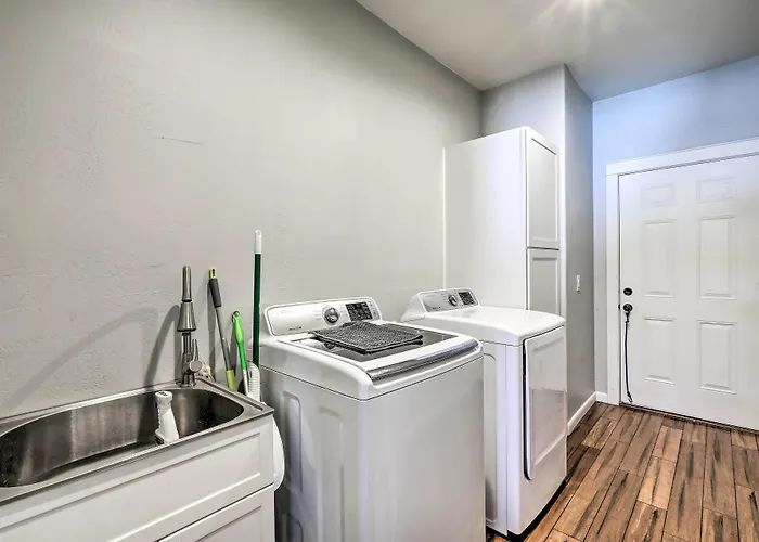 Spacious W/ Yard: Near Hiking! Holiday home Williams